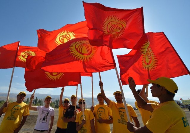 شرکت رای دهندگان قرقیزستانی در انتخابات ریاست جمهوری زودهنگام و همه پرسی
