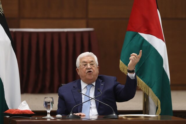 محمود عباس انتخابات را به تعویق انداخت