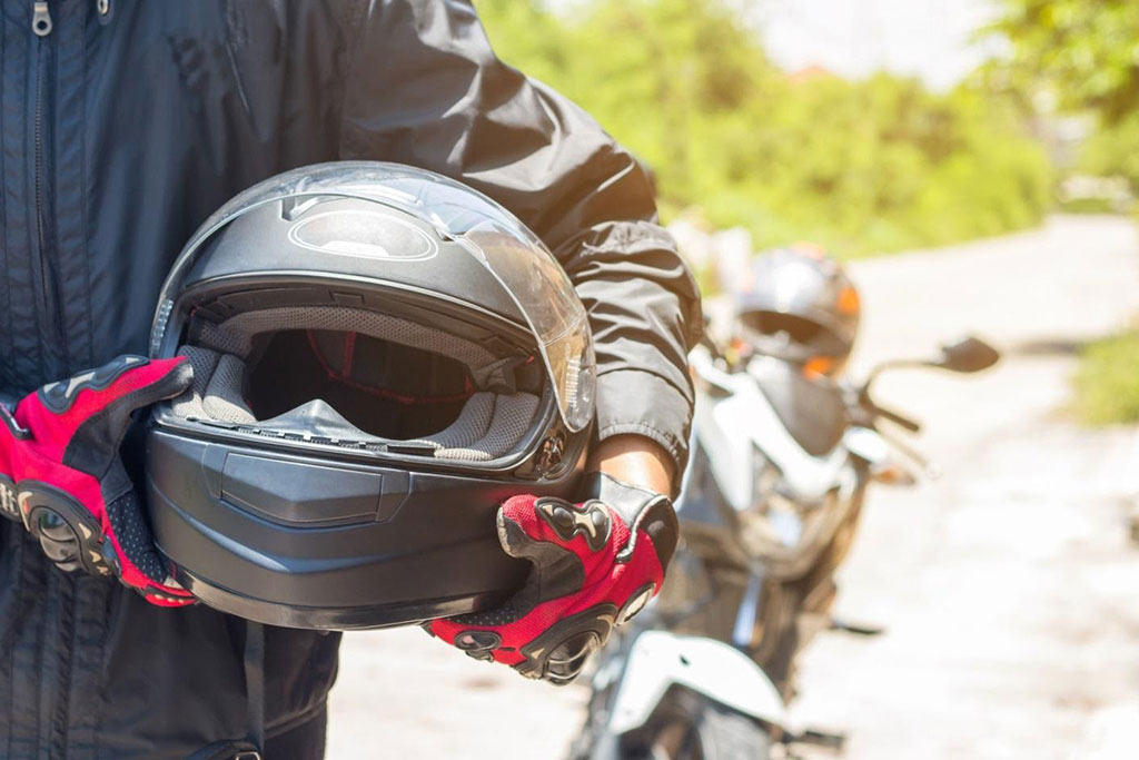 توزیع ۹۰۰ عدد کلاه ایمنی در سه ماهه سوم امسال برای راکبان موتورسیکلت