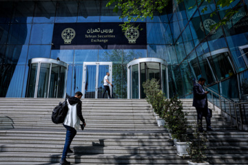 ۲۷ همت از طریق نظام بانکی برای حمایت از بازار سرمایه تأمین مالی می‌شود